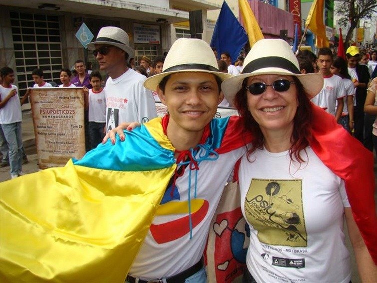 Márcio Moraes com a professora e escritora Karla Celene Campos (ao fundo de chapéu Elthomar Santoro)