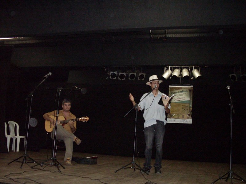 Performance poética acompanhada pelo músico Fúlvio Andrade no Centro Culural de Montes Claros-MG.