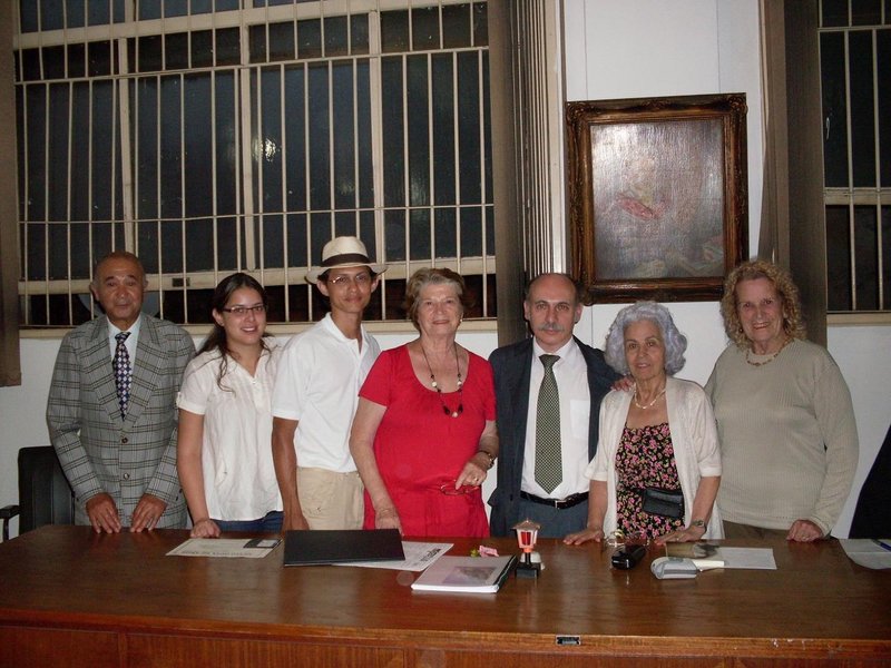 Com poetas membros da Casa do Poeta Lampião de Gás, em São Paulo - SP, com a escritora-amiga Odila Placência, no centro de vermelho, e minha cunha Ana Paula, ao meu lado.