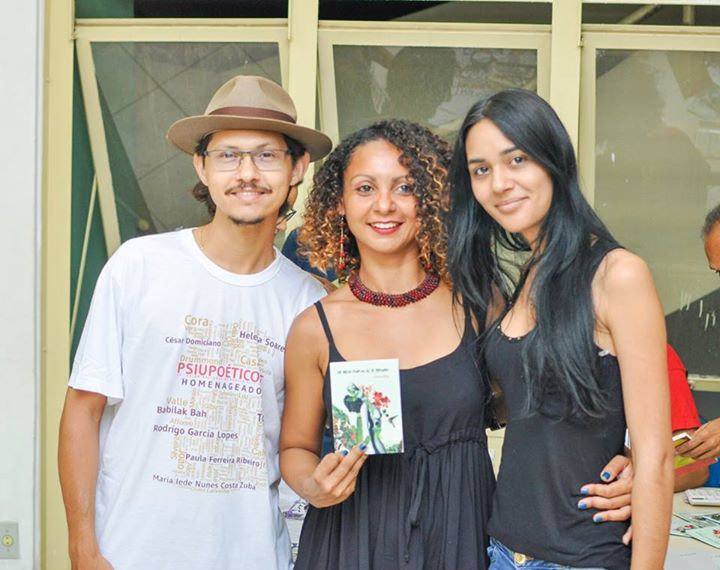 Lançamento do livro "Me beija-for ou eu te defloro", de Patrícia Giseli. Márcio Moraes e Micaele Moraes ao lado da autora Patrícia Giseli. Montes Claros-MG (2015)