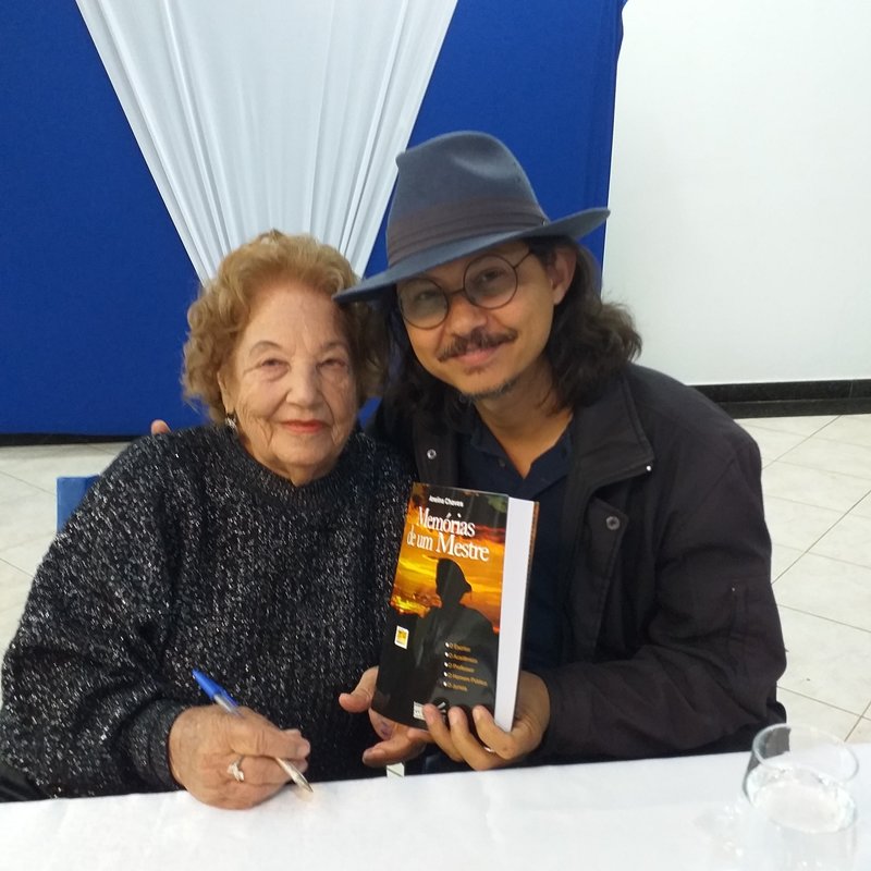 Márcio Moraes com a escritora Amelina Chaves, organizadora do livro "Memórias de um Mestre", em homenagem a Petrônio Braz