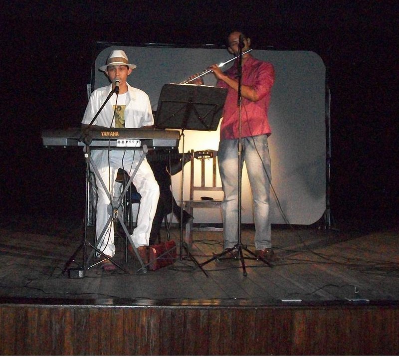 Performance poético-musical, declamações de poesias de "Genuíno" e "Via Crucis", com acompanhamento do amigo professor e músico Olden Hugo